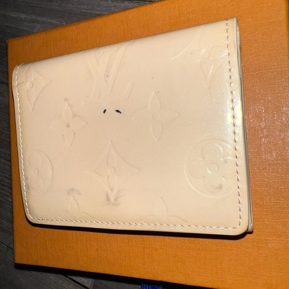 LOUIS VUITTON Ludlow Soft Beige Monogram Vernis Coin Case - Picture 9 of 16